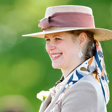 Lady Louise Windsor | Με ποιο βασιλικό πρόσωπο στέλνει συχνά μηνύματα