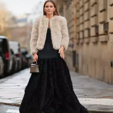 Το μινιμαλιστικό μαύρο φόρεμα που κολακεύει τη σιλουέτα και θα ορίσει τα φετινά Χριστούγεννα