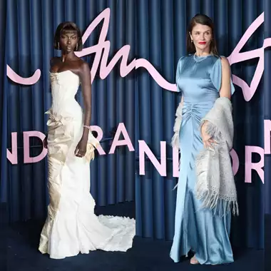 To γαλάζιο χαλί των Fashion Awards 2025 | H fashion τάση που ξεχώρισε