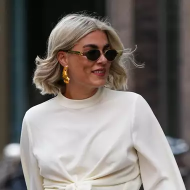 Πώς να ανανεώσετε τα γκρίζα μαλλιά σας με μπαλαγιάζ