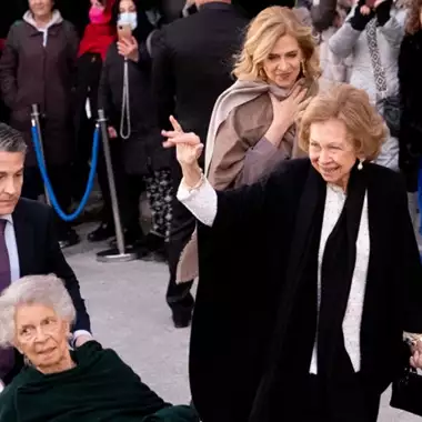 Η βασίλισσα Σοφία ξέχασε το πρωτόκολλο στο ταξίδι της στην Ελλάδα