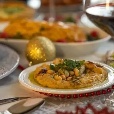 Όσπρια στο γιορτινό τραπέζι; Ναι! Ιδέες για να τα βάλεις από το πρώτο dip μέχρι το κυρίως πιάτο