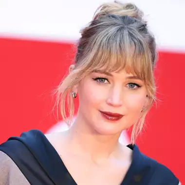 Jennifer Lawrence | Το Messy French Twist της είναι το απόλυτο εύκολο χτένισμα για ένα βραδινό look