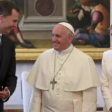 Γιατί η βασίλισσα Letizia επιτρέπεται να φοράει λευκά μπροστά στον Πάπα