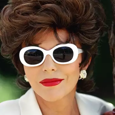"Είδωλο και υπέροχη!": Η Joan Collins ποζάρει με μαγιό στα 92 της χρόνια και ενθουσιάζει τους θαυμαστές της