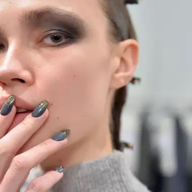 10 βερνίκια νυχιών που θα ορίσουν τα χριστουγεννιάτικα μανικιούρ σας