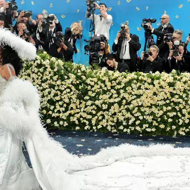 Η Diana Ross στο Met Gala 2025 | Η συγκινητική λεπτομέρεια στην εμφάνισή της με κάπα με ουρά 5 μέτρων