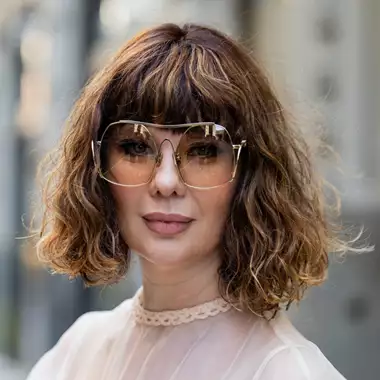 Τέσσερα εύκολα χτενίσματα για σγουρά μαλλιά που δείχνουν κομψά χωρίς προσπάθεια