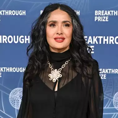 Salma Hayek | Αυτό που σχολίασαν όλοι για τη νέα εμφάνισή της στο κόκκινο χαλί