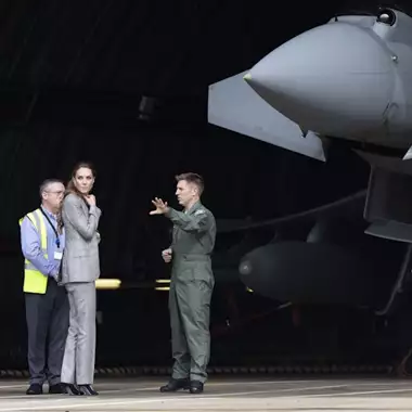 Η Kate Middleton εμφανίστηκε με ένα γκρι κοστούμι για τον νέο της βασιλικό ρόλο