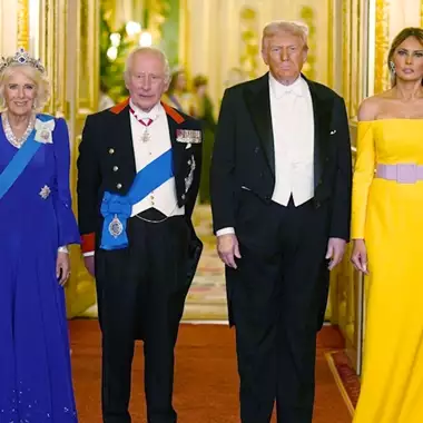 Η βασίλισσα Καμίλα επέλεξε μια τιάρα με προσωπική ιστορία σε επίσημο δείπνο στο Κάστρο του Windsor