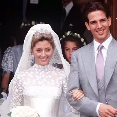 30 χρόνια πριν | Η Marie Chantal νύφη στο πλευρό του Παύλου παρουσία της βασίλισσας Ελισάβετ