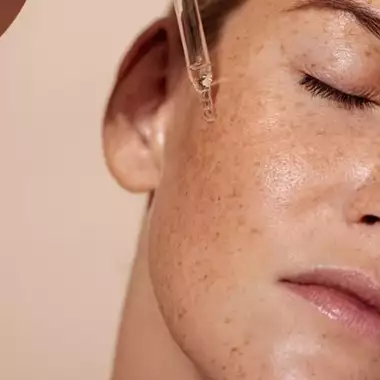 Επιδερμίδα που αντιδρά και κοκκινίζει εύκολα; Αυτά είναι τα skincare προϊόντα που χρειάζεστε