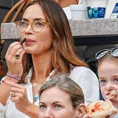 Emily Blunt | H ομοιότητα με τις κόρες της στην σπάνια οικογενειακή έξοδο