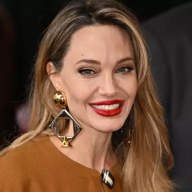 Angelina Jolie | O λόγος που εμφανίστηκε ξυπόλυτη στο σόου του Jimmy Fallon