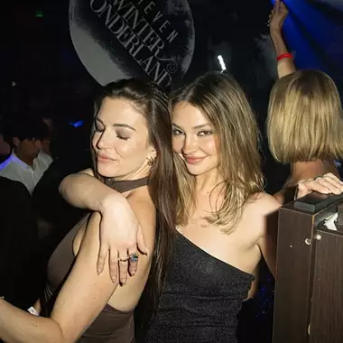 Με ιδιαίτερη τιάρα η φίλη του Κωνσταντίνου Αλέξιου Ντε Γκρες, Madelyn Cline σε πρωτοχρονιάτικο πάρτι