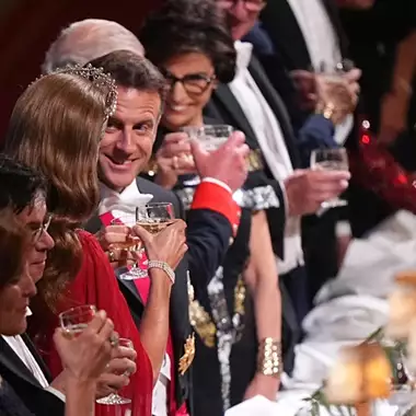 Κανείς δεν μπορεί να αντισταθεί στην Kate! Όταν ο Emmanuel Macron έκλεισε συνωμοτικά το μάτι στη Middleton