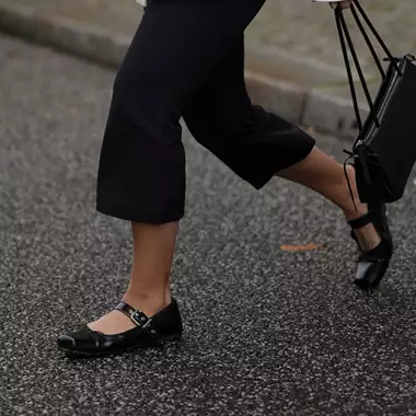 Οι suede μπαλαρίνες από τα Marks & Spencer που θα φοράτε καθημερινά στο γραφείο