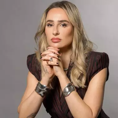 Η Kid Moxie στο Harper's Bazaar: "Ο προβολέας της βιομηχανίας του θεάματος έχει πέσει παραπάνω στις γυναίκες τα τελευταία χρόνια"