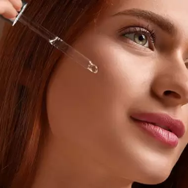 5 ισχυροί αντιγηραντικοί οροί για θεαματικά αποτελέσματα κατά των ρυτίδων