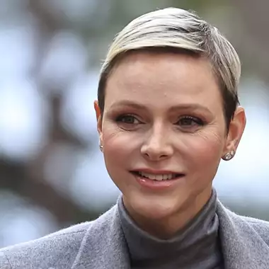 Πριγκίπισσα Charlene | Νέα εμφάνιση με XXL κοστούμι στο χρώμα του καπνού