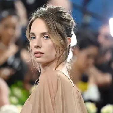 Maya Hawke | Το νέο της hairstyle είναι η elegant επιλογή που ταιριάζει σε όλες τις γυναίκες