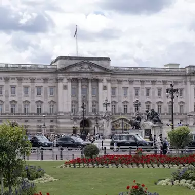 Το παλάτι του Buckingham ανοίγει το πρώτο του χριστουγεννιάτικο κατάστημα