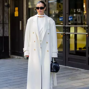 Το off-white παλτό που θα αντικαταστήσει τα σκούρα το φετινό χειμώνα