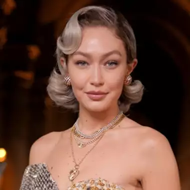 Η Gigi Hadid φόρεσε τρία φορέματα σε ένα στο Grand Fashion Dinner του Λούβρου