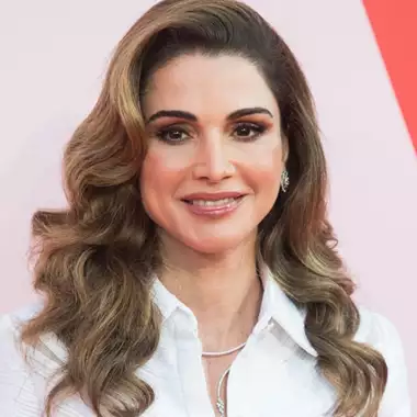 Βασίλισσα Rania | Ποζάρει αγκαλιά με το δεύτερο εγγόνι της που μόλις ήρθε στον κόσμο