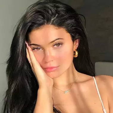 Twisted French Mani | Το νέο μανικιούρ της Kylie Jenner έχει αέρα από γαλλική Ριβιέρα