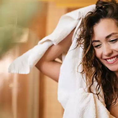 Γιατί το καλοκαίρι είναι η κατάλληλη περίοδος για να αντικαταστήσετε το conditioner με μια μάσκα μαλλιών