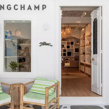 Ο οίκος Longchamp εγκαινίασε την boutique του στη Μύκονο