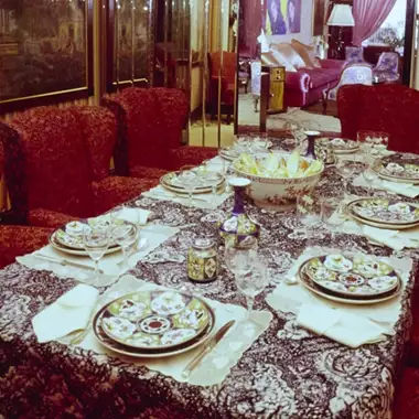 Αυτά τα καρό vintage σερβίτσια από τα 80s επιστρέφουν το 2026