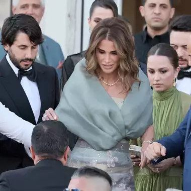 H Ράνια της Ιορδανίας με παραδοσιακή κελεμπία σε γεύμα στην Ουμ Αλ-Τζιμάλ