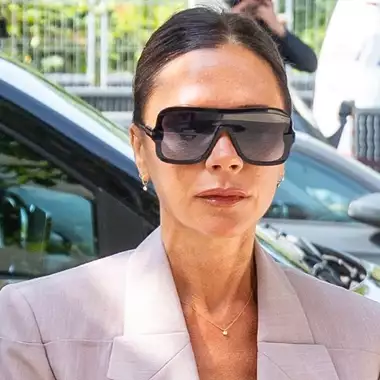 Victoria Beckham | Η αγαπημένη της κρέμα προσώπου προστατεύει την επιδερμίδα από τη γήρανση