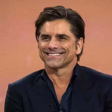 Ο John Stamos μιλά για το πώς φαίνεται ακόμα νέος στα 60 του