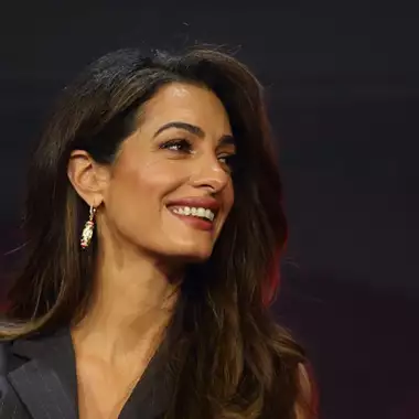 Amal Clooney | Με λαμπερό φόρεμα που θυμίζει γοργόνα στη Βενετία