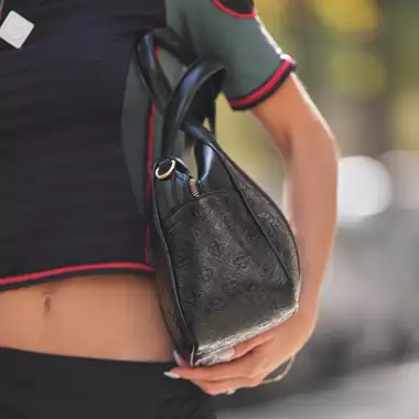 Καστορέλαιο στον αφαλό; Το Ayurvedic beauty tip που κρύβει βαθιά σοφία