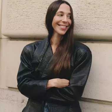 Η Chemena Kamali θέλει τα ρούχα που σχεδιάζει να λειτουργούν στην πραγματικότητα