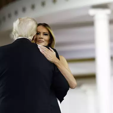 Donald Trump | Τι ψιθύρισε στο αυτί της Melania Trump