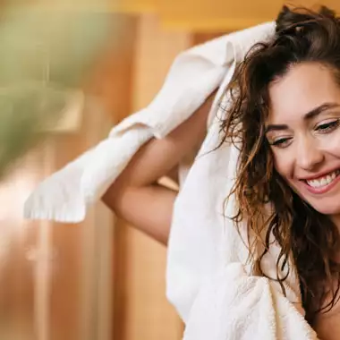 Hair Glossing Στο Σπίτι | Τα προϊόντα που θα χρειαστείτε για εντυπωσιακά λαμπερά και απαλά μαλλιά σε λίγα μόλις λεπτά