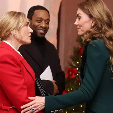 Η Kate Winslet σε εμφάνιση - έκπληξη στο Λονδίνο δίπλα στον γιο της