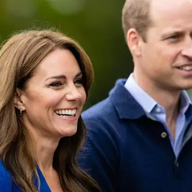 15 χρόνια από το "φαινόμενο Kate!": Τι απέγινε η designer του φορέματος που επέλεξε η Middleton στους αρραβώνες της και εξαντλήθηκε σε 5 λεπτά;