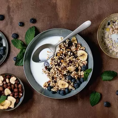 Γιατί δεν πρέπει να αφήνoυμε το χαρτόνι γύρω από τo γιαούρτι όταν τo αποθηκεύουμε στο ψυγείο