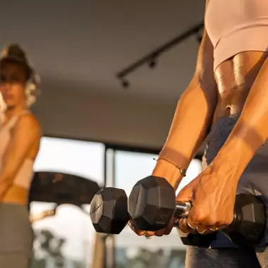 Aντίο yoga! Αυτή είναι η άσκηση που νικά το κοιλιακό λίπος μετά τα 50