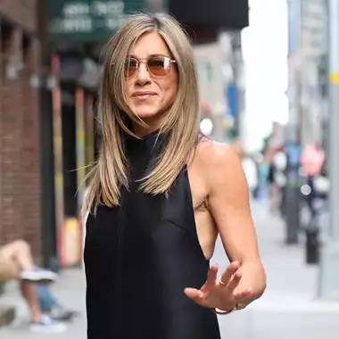 Το anti-aging κούρεμα που "λεπταίνει" και "ανασηκώνει" το πρόσωπο μετά τα 50 σας χρόνια