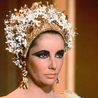 Ποια yoga; Το μυστικό της ευτυχίας κρύβεται στην γκαρνταρόμπα σας