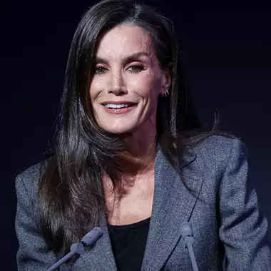 Letizia της Ισπανίας | Φόρεσε τα πιο άνετα heeled loafers από τη Massimo Dutti σε επίσημη εμφάνιση