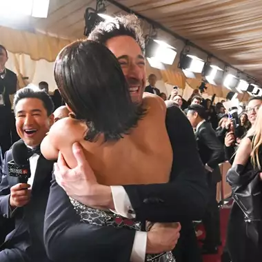 Adrien Brody - Halle Berry | Αναβίωσαν το ιστορικό φιλί των Όσκαρ 22 χρόνια μετά